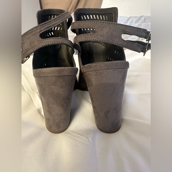 American Eagle grey suede straps open toe sandals - Picture 6 of 8